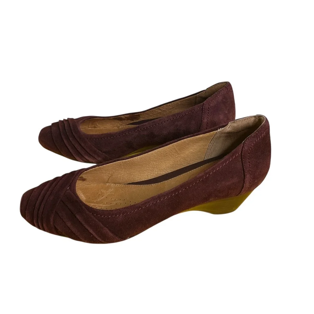 Clarks Artisan Burgundy Suede Pleated Ballet Flats Womens Size 6M Comfort Casual